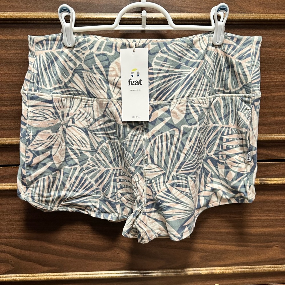 NWT Feat Brand FlowTech Roam Shorts Size Large